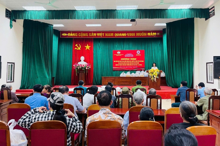 UB MTTQ Việt Nam phường Phú Lương phối hợp trao tặng 94 suất quà tới các đối tượng chính sách- Ảnh 1.