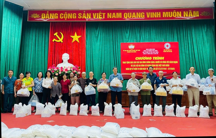 UB MTTQ Việt Nam phường Phú Lương phối hợp trao tặng 94 suất quà tới các đối tượng chính sách- Ảnh 3.