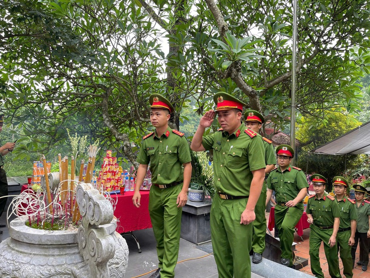 Công an xã Đoài Phương tri ân các anh hùng liệt sỹ - Ảnh 1.