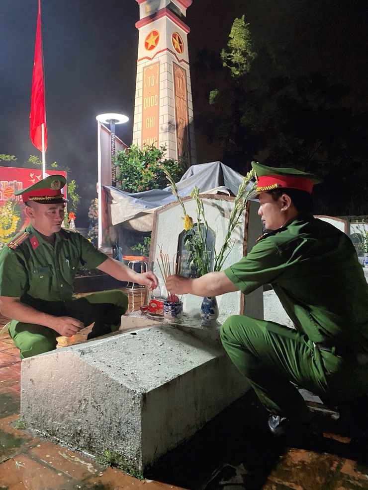 CÔNG AN XÃ PHÚC LỘC LONG TRỌNG TỔ CHỨC LỄ THẮP NẾN TRI ÂN CÁC ANH HÙNG LIỆT Sĩ- Ảnh 5.
