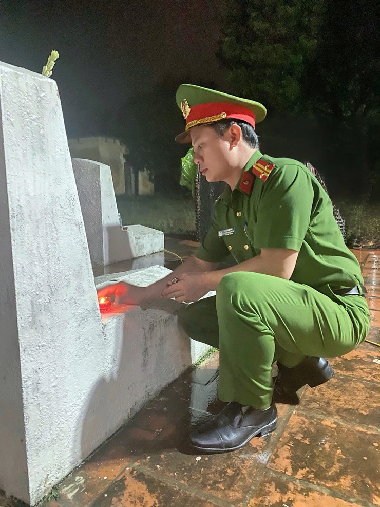 CÔNG AN XÃ PHÚC LỘC LONG TRỌNG TỔ CHỨC LỄ THẮP NẾN TRI ÂN CÁC ANH HÙNG LIỆT Sĩ- Ảnh 4.