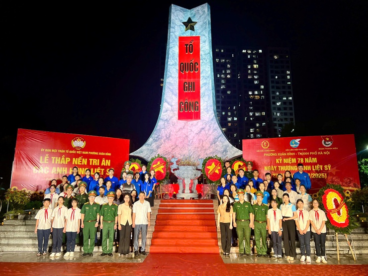 Xúc động Lễ thắp nến tri ân tại Đài tưởng niệm Liệt sỹ phường Xuân Đỉn- Ảnh 4.