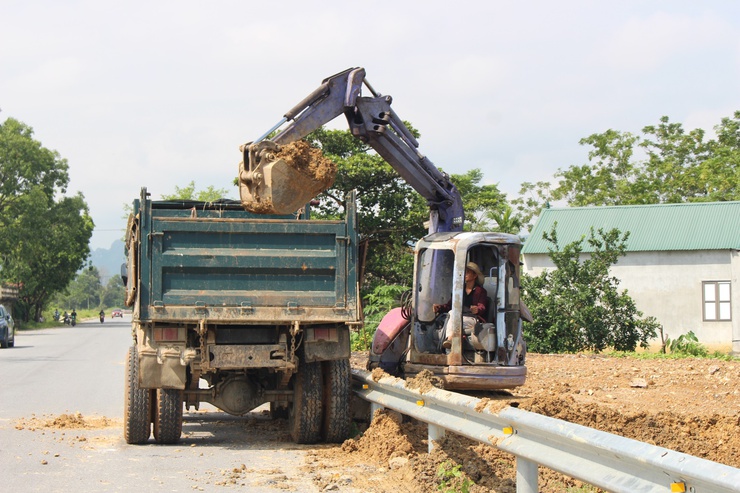Người dân tự giác khắc phục hậu quả do sai phạm trên đất công- Ảnh 3.