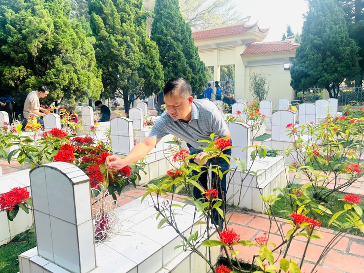 XÃ NỘI BÀI TỔ CHỨC DÂNG HƯƠNG, VIẾNG NGHĨA TRANG LIỆT SĨ NHÂN DỊP KỶ NIỆM 78 NĂM NGÀY THƯƠNG BINH – LIỆT SĨ- Ảnh 2.