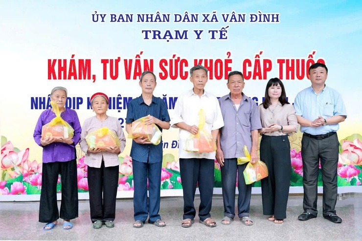 Xã Vân Đình, 410 người có công, gia đình chính sách được thăm khám sức khỏe nhân kỷ niệm 78 năm Ngày Thương binh - Liệt sỹ (27/7/1947-27/7/2025)- Ảnh 1.