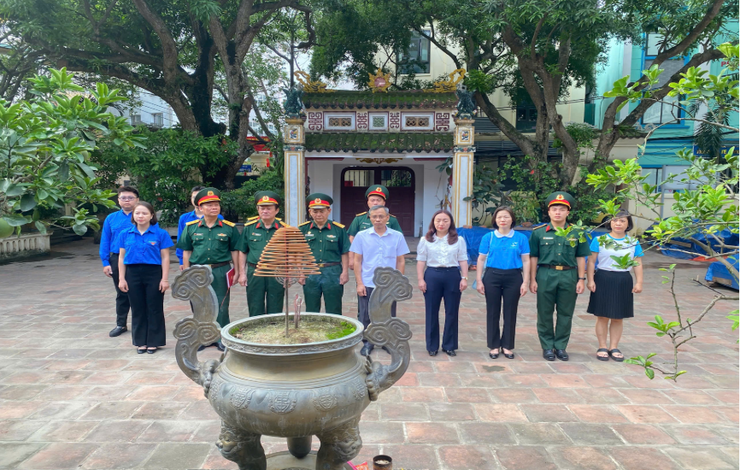 Đảng ủy, Uỷ ban Mặt trận Tổ quốc Việt Nam phường Phương Liệt trang trọng tổ chức Lễ dâng hương tưởng niệm các anh hùng liệt sĩ- Ảnh 1.