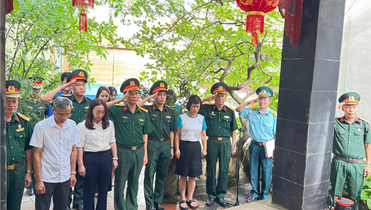 Đảng ủy, Uỷ ban Mặt trận Tổ quốc Việt Nam phường Phương Liệt trang trọng tổ chức Lễ dâng hương tưởng niệm các anh hùng liệt sĩ- Ảnh 2.