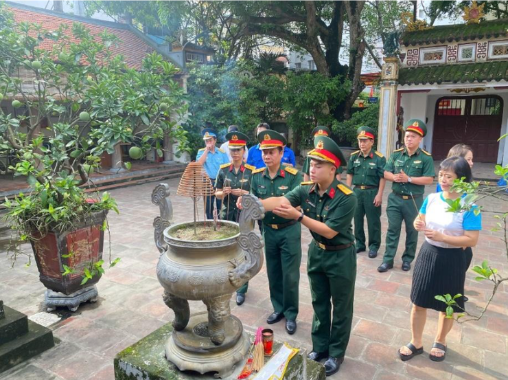 Đảng ủy, Uỷ ban Mặt trận Tổ quốc Việt Nam phường Phương Liệt trang trọng tổ chức Lễ dâng hương tưởng niệm các anh hùng liệt sĩ- Ảnh 6.