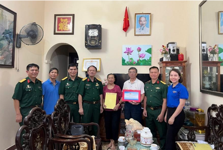 Đảng ủy, Uỷ ban Mặt trận Tổ quốc Việt Nam phường Phương Liệt trang trọng tổ chức Lễ dâng hương tưởng niệm các anh hùng liệt sĩ- Ảnh 9.