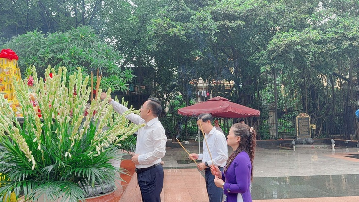 Phường Tương Mai tổ chức lễ dâng hương, đặt vòng hoa tưởng nhớ các anh hùng liệt sĩ nhân kỷ niệm 78 năm ngày Thương binh liệt sỹ (27/7/1947-27/7/2025) - Ảnh 5.