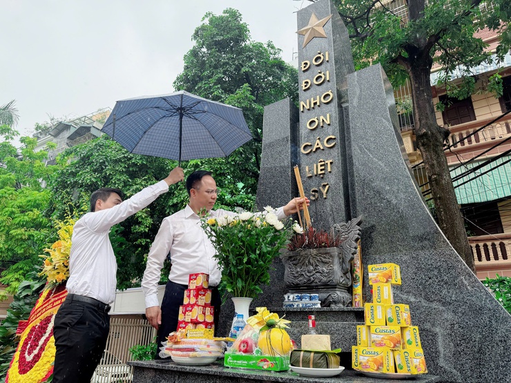 Phường Tương Mai tổ chức lễ dâng hương, đặt vòng hoa tưởng nhớ các anh hùng liệt sĩ nhân kỷ niệm 78 năm ngày Thương binh liệt sỹ (27/7/1947-27/7/2025) - Ảnh 12.