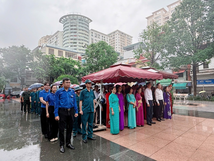 Phường Tương Mai tổ chức lễ dâng hương, đặt vòng hoa tưởng nhớ các anh hùng liệt sĩ nhân kỷ niệm 78 năm ngày Thương binh liệt sỹ (27/7/1947-27/7/2025) - Ảnh 9.