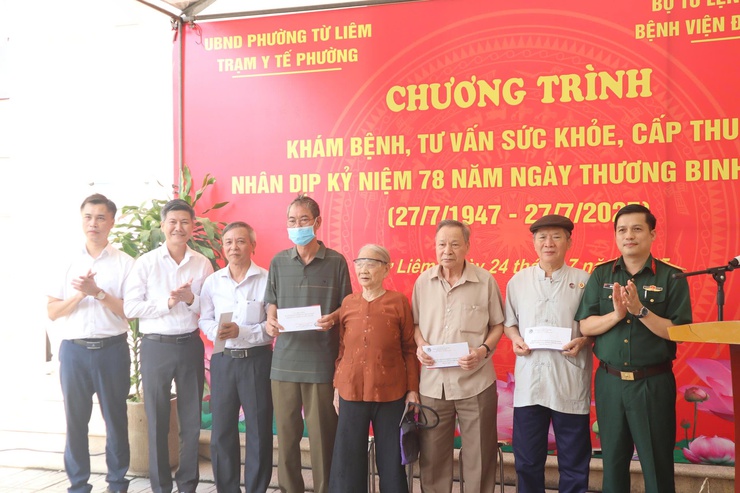 Khám, tư vấn sức khỏe cho các gia đình chính sách trên địa bàn phường Từ  Liêm nhân kỷ niệm 78 năm Ngày Thương binh - Liệt sĩ (27/7/1947 - 27/7/2025)- Ảnh 5.
