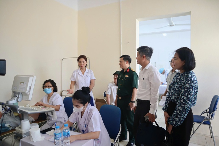 Khám, tư vấn sức khỏe cho các gia đình chính sách trên địa bàn phường Từ  Liêm nhân kỷ niệm 78 năm Ngày Thương binh - Liệt sĩ (27/7/1947 - 27/7/2025)- Ảnh 3.