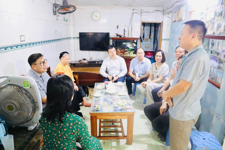 Phường Từ Liêm tổ chức các đoàn công tác thăm, tặng quà gia đình chính sách tiêu biểu nhân dịp kỷ niệm 78 năm ngày Thương binh – liệt sĩ ( 27/7/1947 – 27/7/2025)- Ảnh 1.