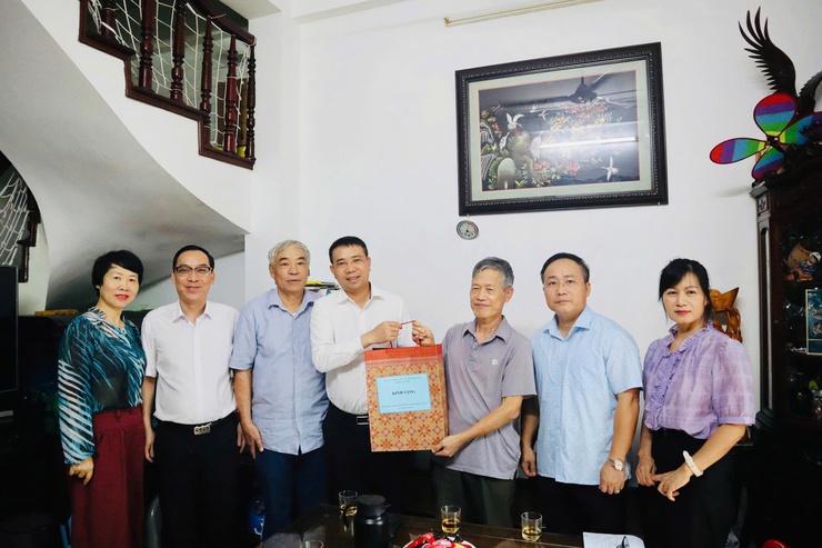 Phường Từ Liêm tổ chức các đoàn công tác thăm, tặng quà gia đình chính sách tiêu biểu nhân dịp kỷ niệm 78 năm ngày Thương binh – liệt sĩ ( 27/7/1947 – 27/7/2025)- Ảnh 2.
