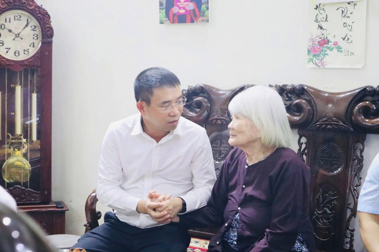 Phường Từ Liêm tổ chức các đoàn công tác thăm, tặng quà gia đình chính sách tiêu biểu nhân dịp kỷ niệm 78 năm ngày Thương binh – liệt sĩ ( 27/7/1947 – 27/7/2025)- Ảnh 5.