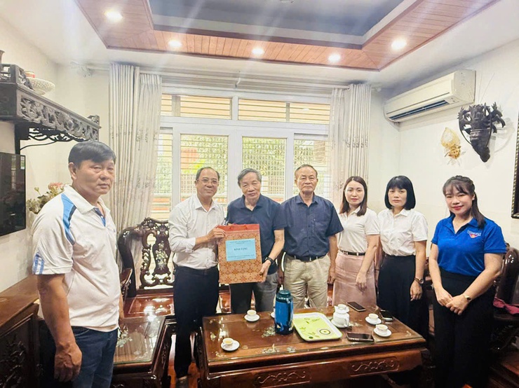 Phường Từ Liêm tổ chức các đoàn công tác thăm, tặng quà gia đình chính sách tiêu biểu nhân dịp kỷ niệm 78 năm ngày Thương binh – liệt sĩ ( 27/7/1947 – 27/7/2025)- Ảnh 3.