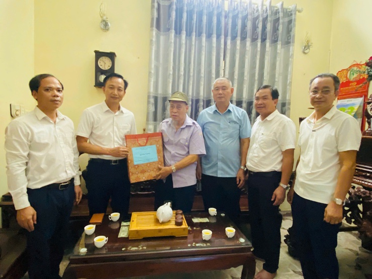 Phường Từ Liêm tổ chức các đoàn công tác thăm, tặng quà gia đình chính sách tiêu biểu nhân dịp kỷ niệm 78 năm ngày Thương binh – liệt sĩ ( 27/7/1947 – 27/7/2025)- Ảnh 4.