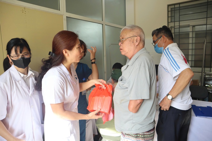 Khám, tư vấn sức khỏe cho các gia đình chính sách trên địa bàn phường Từ  Liêm nhân kỷ niệm 78 năm Ngày Thương binh - Liệt sĩ (27/7/1947 - 27/7/2025)- Ảnh 6.