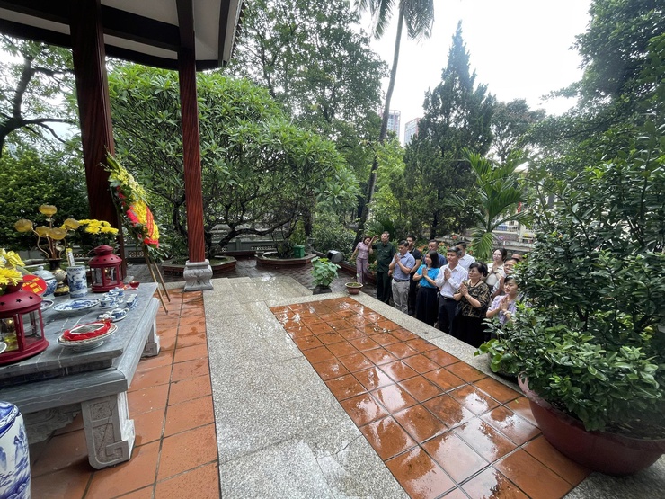 Đoàn đại biểu phường Từ Liêm dâng hương tại các Đài tưởng niệm Liệt sĩ trên địa bàn phường nhân dịp kỷ niệm Ngày Thương binh - Liệt sĩ 27/7- Ảnh 1.