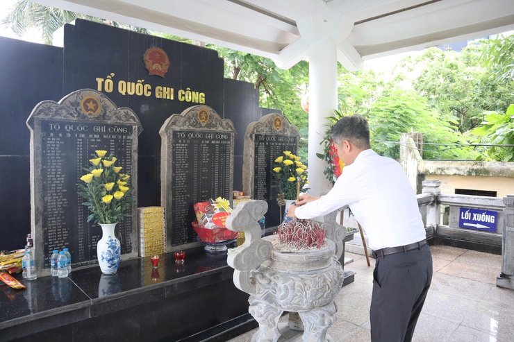 Đoàn đại biểu phường Từ Liêm dâng hương tại các Đài tưởng niệm Liệt sĩ trên địa bàn phường nhân dịp kỷ niệm Ngày Thương binh - Liệt sĩ 27/7- Ảnh 3.