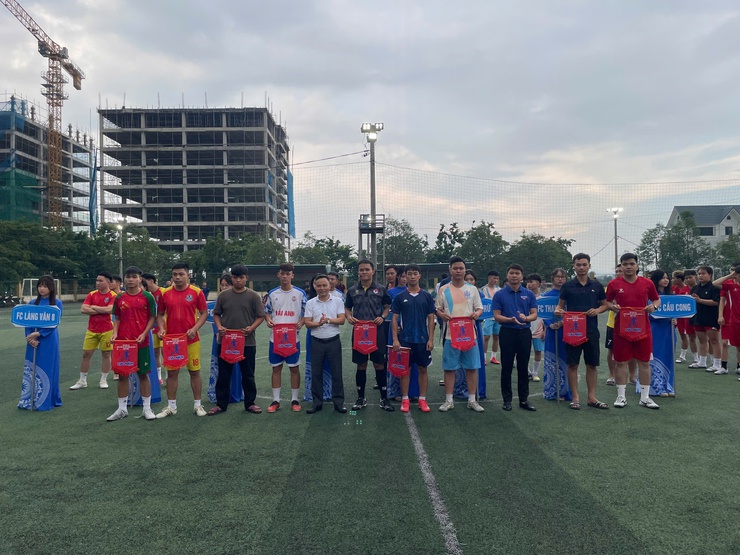 Tưng bừng khai mạc giải bóng đá thanh niên chào mừng Đại hội Đảng bộ xã Tiến Thắng lần thứ I- Ảnh 1.