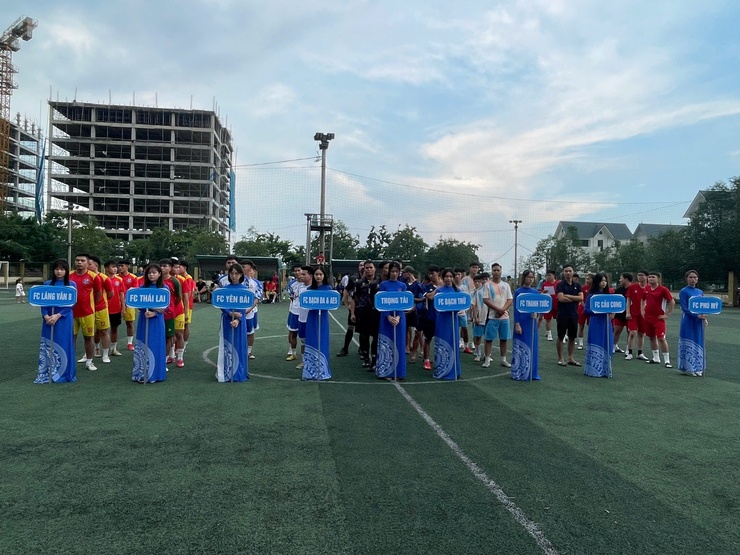 Tưng bừng khai mạc giải bóng đá thanh niên chào mừng Đại hội Đảng bộ xã Tiến Thắng lần thứ I- Ảnh 9.
