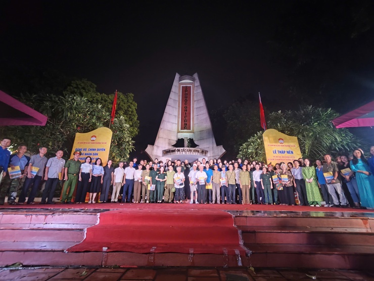 Phường Tây Hồ tổ chức Lễ thắp nến tri ân kỷ niệm 78 năm ngày Thương binh Liệt sỹ (27/7/1947-27/7/2025)- Ảnh 10.