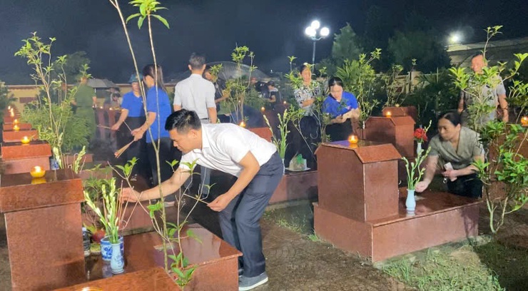 Xã Phúc Thọ tổ chức Lễ thắp nến tri ân các anh hùng liệt sỹ nhân dịp kỷ niệm 78 năm Ngày Thương binh – Liệt sỹ (27/7/1947-27/7/2025- Ảnh 5.