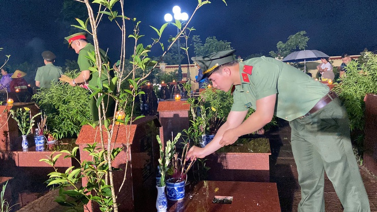 Xã Phúc Thọ tổ chức Lễ thắp nến tri ân các anh hùng liệt sỹ nhân dịp kỷ niệm 78 năm Ngày Thương binh – Liệt sỹ (27/7/1947-27/7/2025- Ảnh 7.