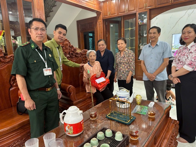 Hội Cựu chiến binh xã Vĩnh Thanh phối hợp với các nhà hảo tâm thăm, tặng quà các gia đình chính sách

- Ảnh 1.