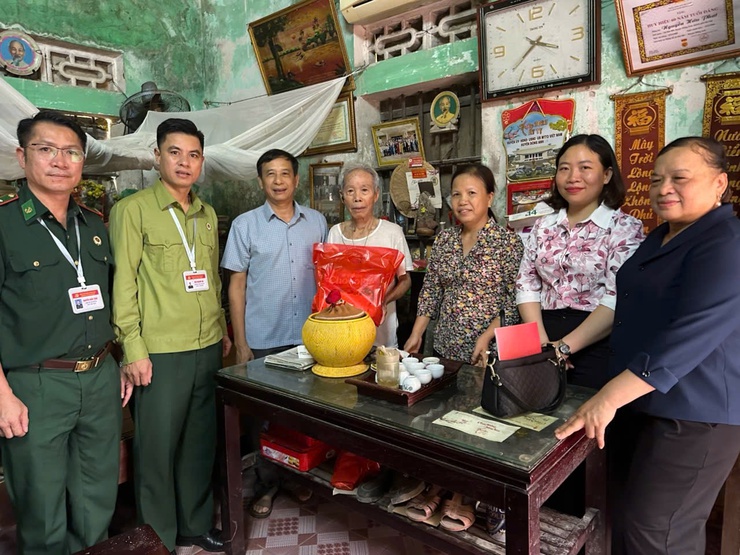 Hội Cựu chiến binh xã Vĩnh Thanh phối hợp với các nhà hảo tâm thăm, tặng quà các gia đình chính sách

- Ảnh 2.