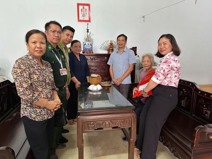 Hội Cựu chiến binh xã Vĩnh Thanh phối hợp với các nhà hảo tâm thăm, tặng quà các gia đình chính sách

- Ảnh 4.