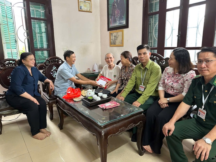 Hội Cựu chiến binh xã Vĩnh Thanh phối hợp với các nhà hảo tâm thăm, tặng quà các gia đình chính sách

- Ảnh 6.