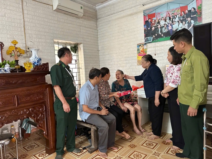 Hội Cựu chiến binh xã Vĩnh Thanh phối hợp với các nhà hảo tâm thăm, tặng quà các gia đình chính sách

- Ảnh 7.