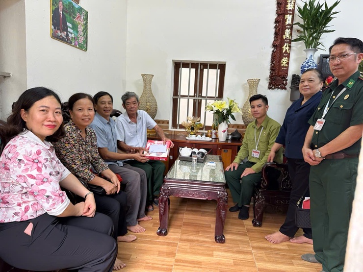 Hội Cựu chiến binh xã Vĩnh Thanh phối hợp với các nhà hảo tâm thăm, tặng quà các gia đình chính sách

- Ảnh 10.
