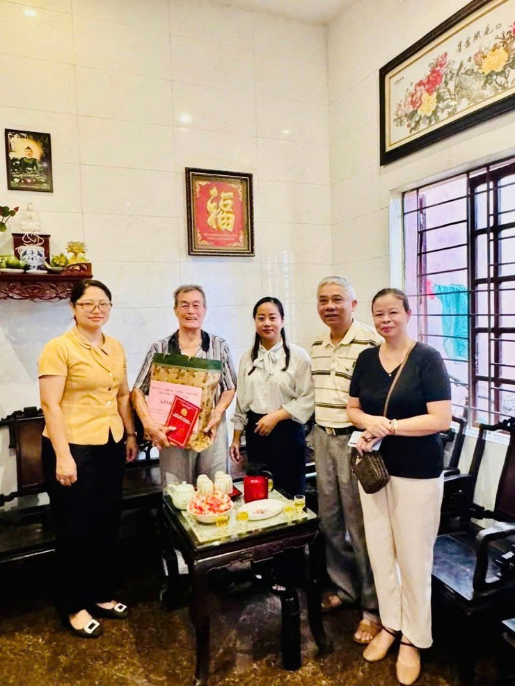 Phường Tương Mai tổ chức thăm hỏi, tặng quà Người có công và gia đình chính sách nhân kỷ niệm 78 năm ngày Thương binh - Liệt sĩ 27/7/2947-27/7/2025- Ảnh 14.