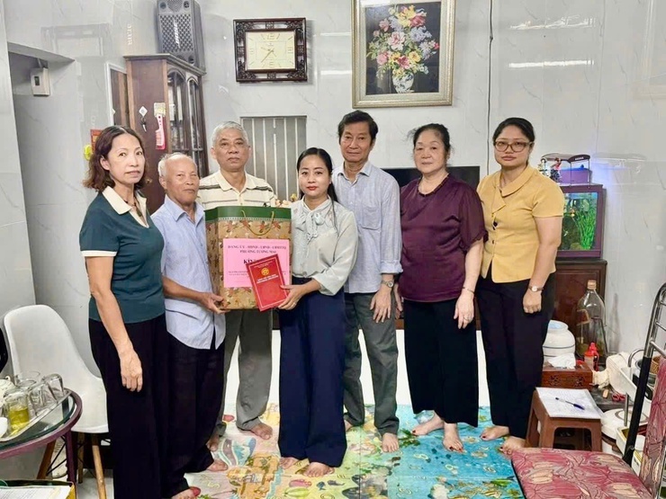 Phường Tương Mai tổ chức thăm hỏi, tặng quà Người có công và gia đình chính sách nhân kỷ niệm 78 năm ngày Thương binh - Liệt sĩ 27/7/2947-27/7/2025- Ảnh 15.