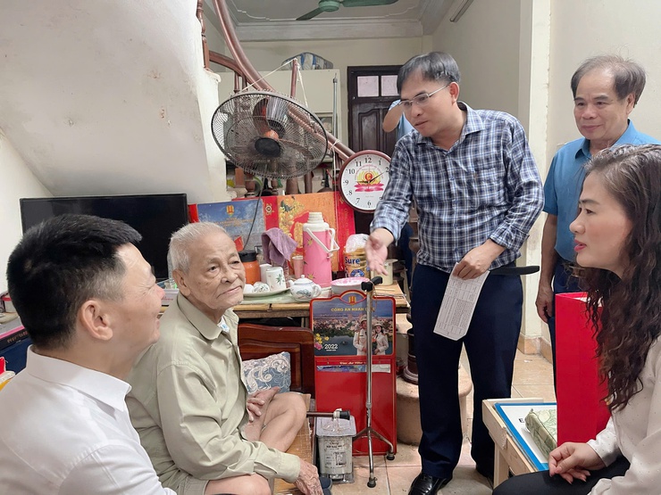 Phường Tương Mai tổ chức thăm hỏi, tặng quà Người có công và gia đình chính sách nhân kỷ niệm 78 năm ngày Thương binh - Liệt sĩ 27/7/2947-27/7/2025- Ảnh 9.