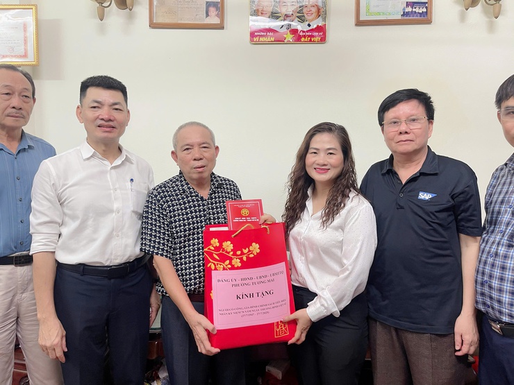Phường Tương Mai tổ chức thăm hỏi, tặng quà Người có công và gia đình chính sách nhân kỷ niệm 78 năm ngày Thương binh - Liệt sĩ 27/7/2947-27/7/2025- Ảnh 11.