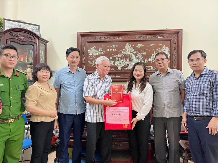 Phường Tương Mai tổ chức thăm hỏi, tặng quà Người có công và gia đình chính sách nhân kỷ niệm 78 năm ngày Thương binh - Liệt sĩ 27/7/2947-27/7/2025- Ảnh 12.