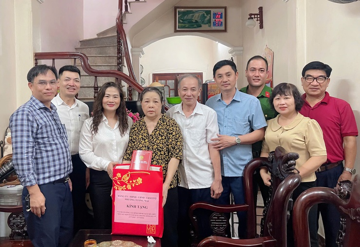 Phường Tương Mai tổ chức thăm hỏi, tặng quà Người có công và gia đình chính sách nhân kỷ niệm 78 năm ngày Thương binh - Liệt sĩ 27/7/2947-27/7/2025- Ảnh 13.