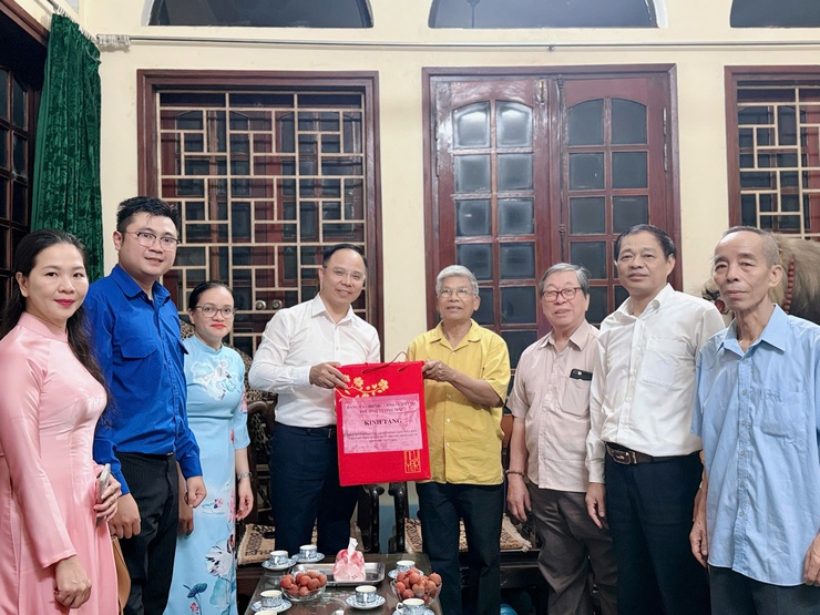 Phường Tương Mai tổ chức thăm hỏi, tặng quà Người có công và gia đình chính sách nhân kỷ niệm 78 năm ngày Thương binh - Liệt sĩ 27/7/2947-27/7/2025- Ảnh 1.