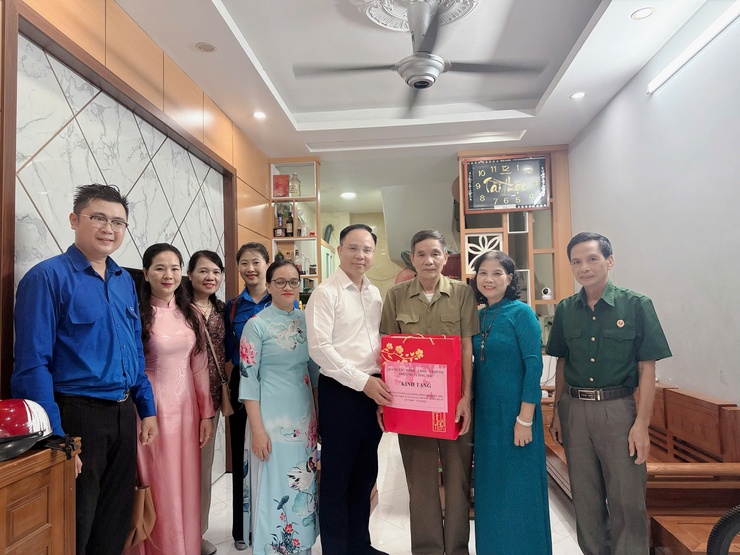 Phường Tương Mai tổ chức thăm hỏi, tặng quà Người có công và gia đình chính sách nhân kỷ niệm 78 năm ngày Thương binh - Liệt sĩ 27/7/2947-27/7/2025- Ảnh 2.