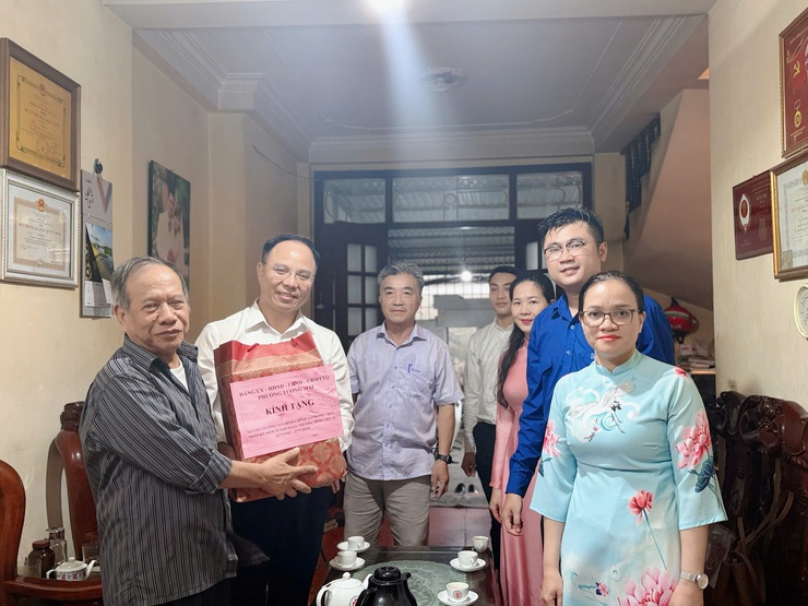 Phường Tương Mai tổ chức thăm hỏi, tặng quà Người có công và gia đình chính sách nhân kỷ niệm 78 năm ngày Thương binh - Liệt sĩ 27/7/2947-27/7/2025- Ảnh 3.