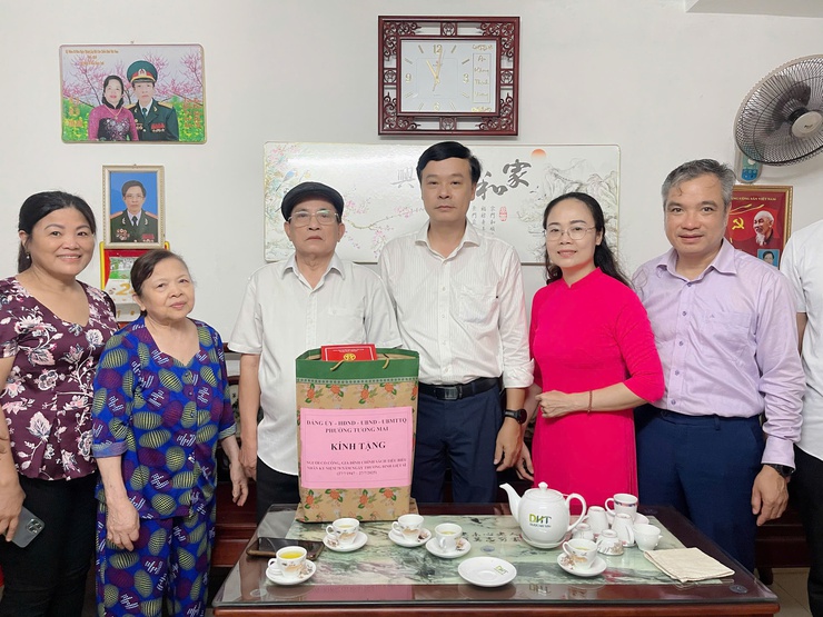 Phường Tương Mai tổ chức thăm hỏi, tặng quà Người có công và gia đình chính sách nhân kỷ niệm 78 năm ngày Thương binh - Liệt sĩ 27/7/2947-27/7/2025- Ảnh 4.