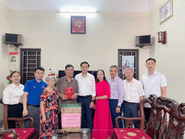 Phường Tương Mai tổ chức thăm hỏi, tặng quà Người có công và gia đình chính sách nhân kỷ niệm 78 năm ngày Thương binh - Liệt sĩ 27/7/2947-27/7/2025- Ảnh 5.