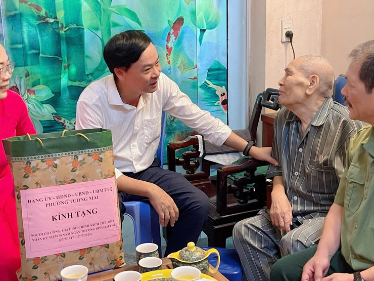 Phường Tương Mai tổ chức thăm hỏi, tặng quà Người có công và gia đình chính sách nhân kỷ niệm 78 năm ngày Thương binh - Liệt sĩ 27/7/2947-27/7/2025- Ảnh 6.