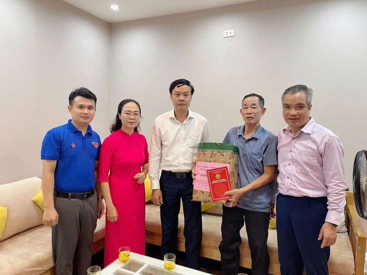 Phường Tương Mai tổ chức thăm hỏi, tặng quà Người có công và gia đình chính sách nhân kỷ niệm 78 năm ngày Thương binh - Liệt sĩ 27/7/2947-27/7/2025- Ảnh 7.